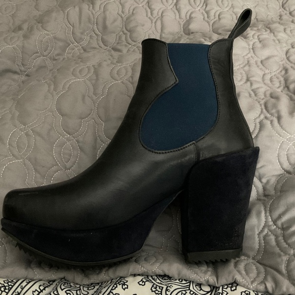 John Fleuvog Size 6 Stylish Ankle Boots - Picture 1 of 6